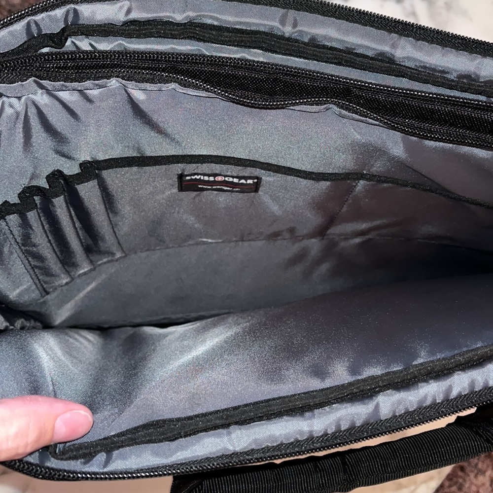 SWISSGEAR spacious messenger bag with adjustable strap - Picture 7 of 8